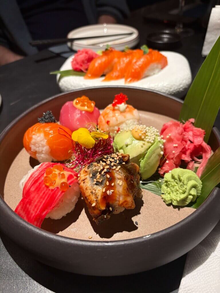 Limonadă și platou sushi la Sushi Hub București