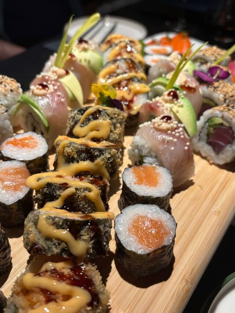 Sushi hub ball, platou nigiri la Sushi Hub București