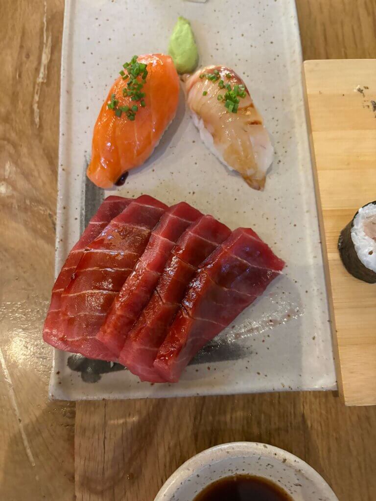 Nigiri de somon și anghilă Yoshi Izakaya